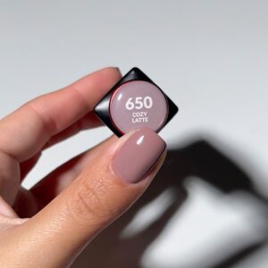 Alternative view of 650 Cozy Latte | Vernis semi permanent 10 g